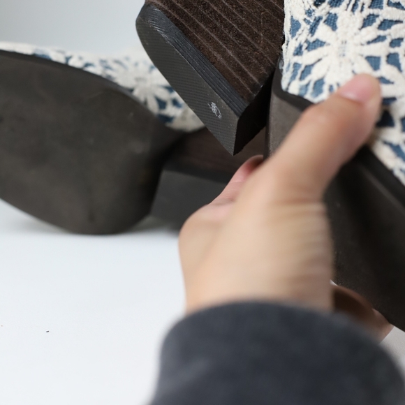 Very Volatile Cherie Lace Booties, blue denim - Picture 6 of 11